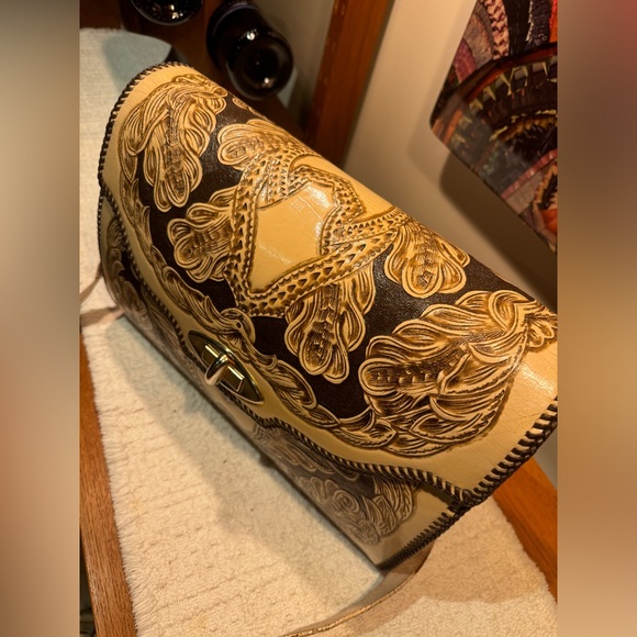 Vintage tooled leather Western theme purse - Picture 12 of 12